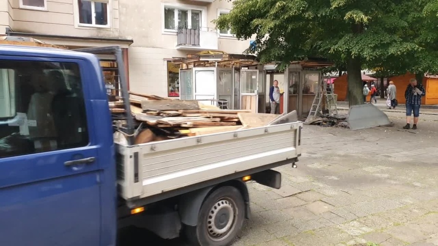 sr-rozbiorka-budek-przy-mariackim.mp4