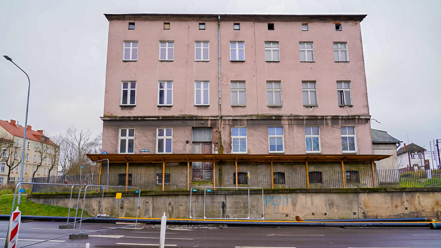 czw-zniknie-stary-hotel.mp4