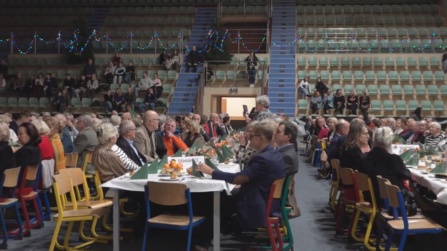 sr-1500-osob-przy-wigilijnym-stole.mp4